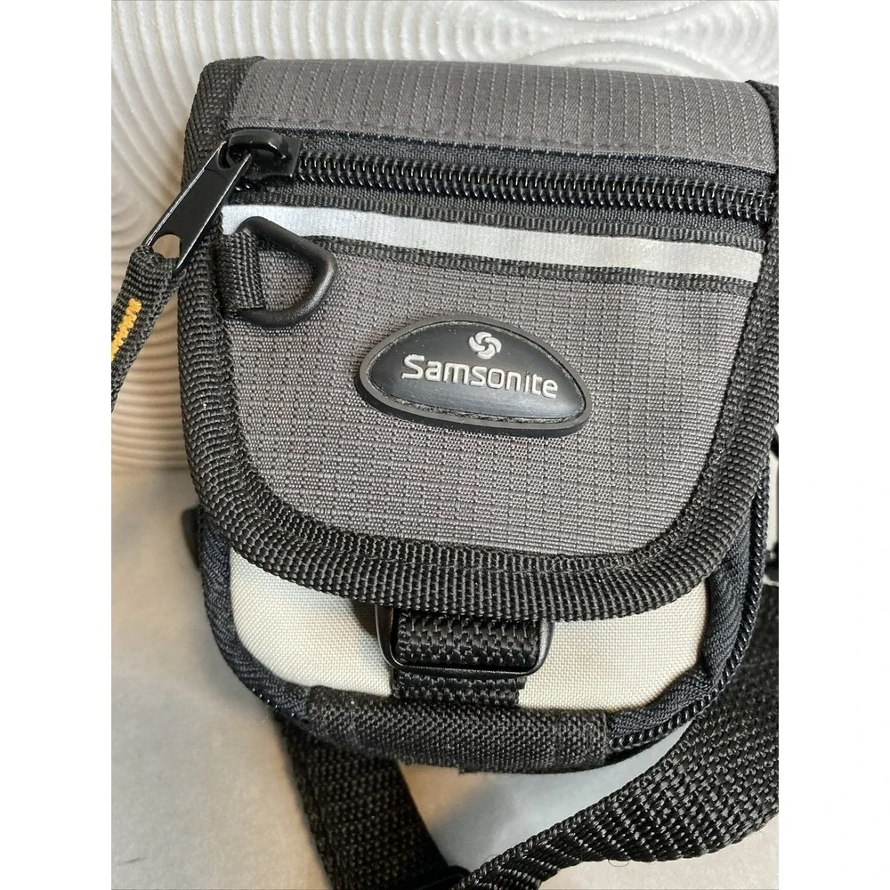 Samsonite Small Padded Crossbody Camera Bag Nylon Zippered Compartments Strap